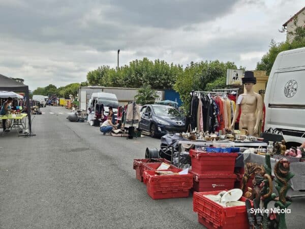 Parmi les nombreuses animations des fêtes du 15 août, le vide-greniers du Comité.