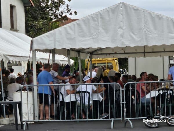 Des banquets tout le long de la fête du 15 août ont régalé les gourmands (ici le repas du foot EBP).