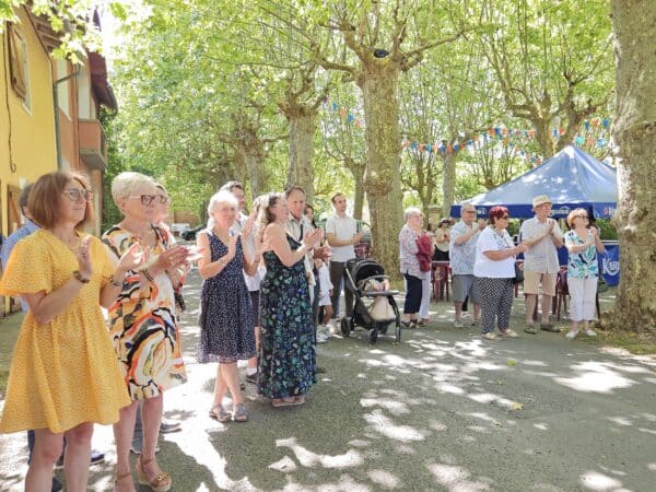 Une partie de la population venue à la cérémonie commémorative et à l'apéritif à Saint Laurent, le samedi de la fête locale.