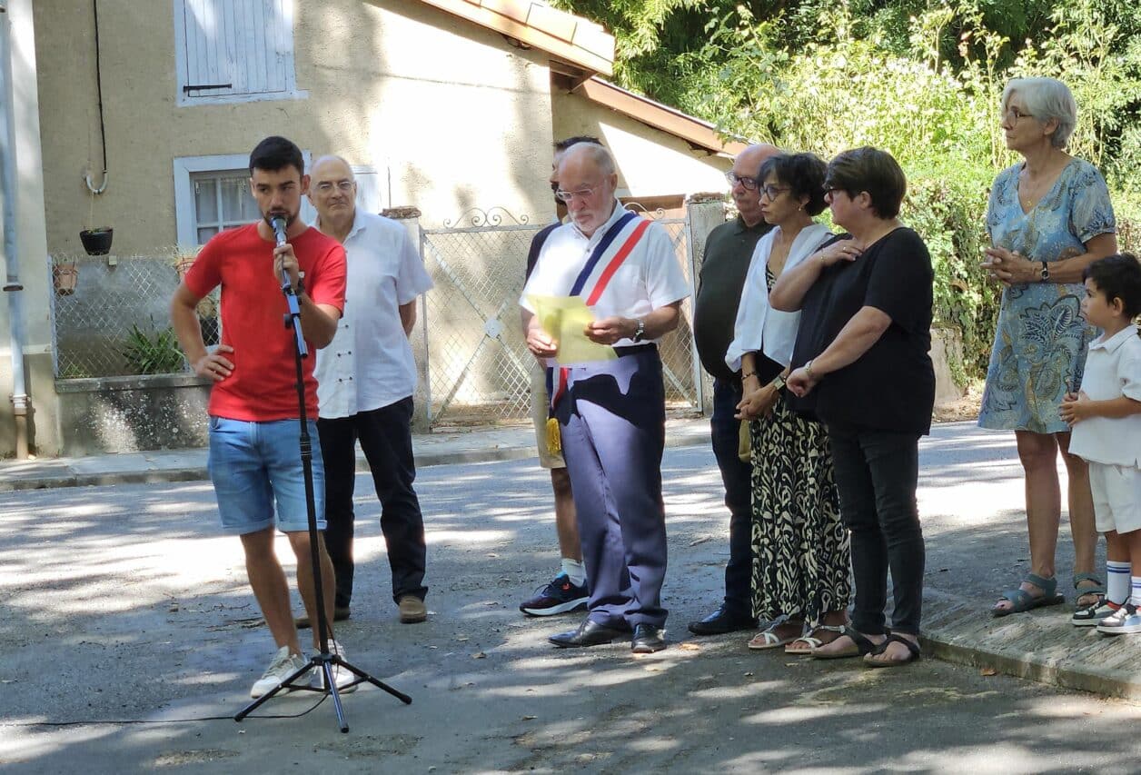 Le président du Comité des fêtes Enzo Dulerm et le maire Daniel Pitout, entourés de conseillers.