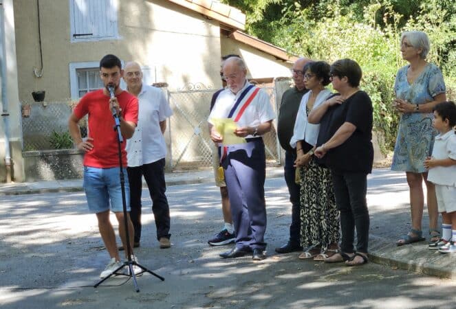 Le président du Comité des fêtes Enzo Dulerm et le maire Daniel Pitout, entourés de conseillers.