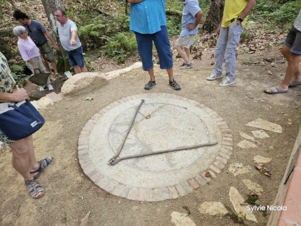 Le puisard de la fontaine de l'arboretum, rénovée par l'association PCNC.