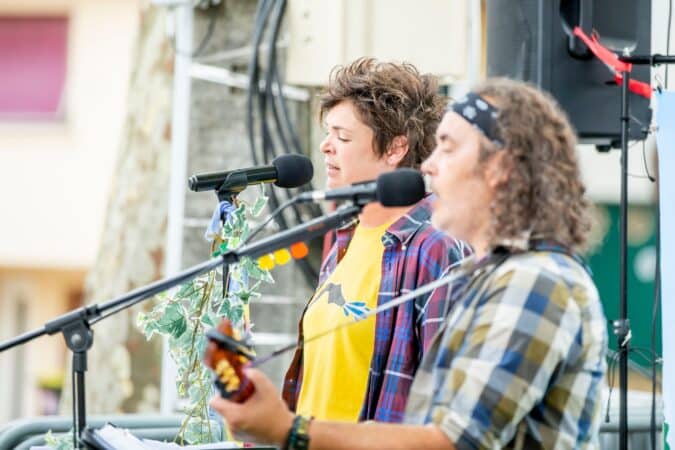 Le duo Feu d'Camp a mis l'ambiance avec un concert interactif (photo Feu d'Camp).