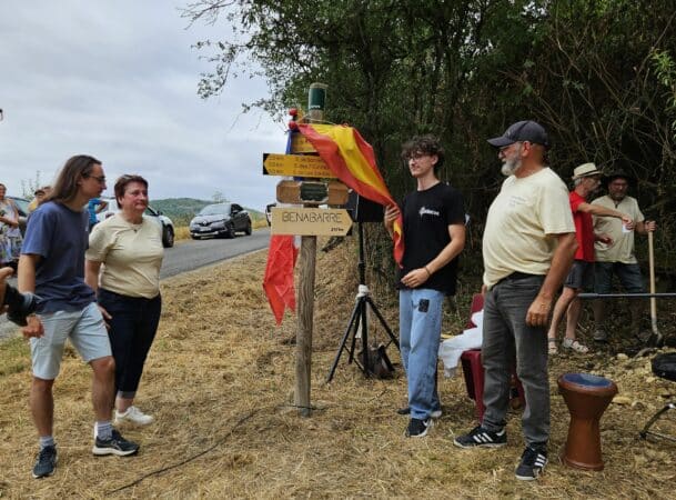 Le dévoilement de la plaque commémorative en l'honneur de Jean-François Zapater, par son épouse et ses fils, lors de la cérémonie du 31 juillet à Aurignac.