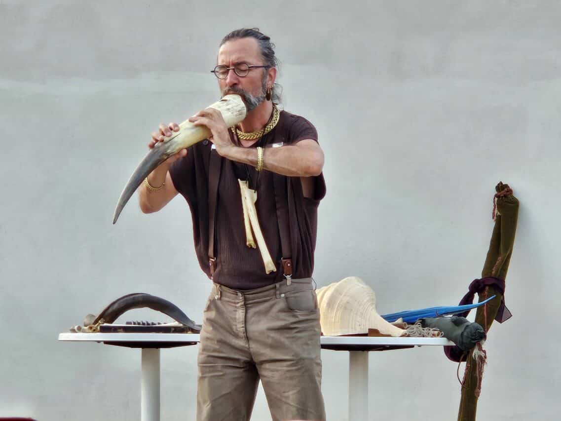 Par la magie du souffle dans ses instruments ancestraux, Maxence des Oiseaux ressuscite les mondes perdus.