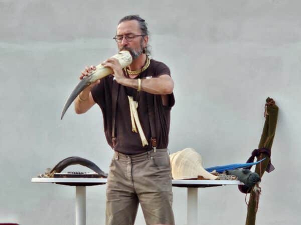 Par la magie du souffle dans ses instruments ancestraux, Maxence des Oiseaux ressuscite les mondes perdus.