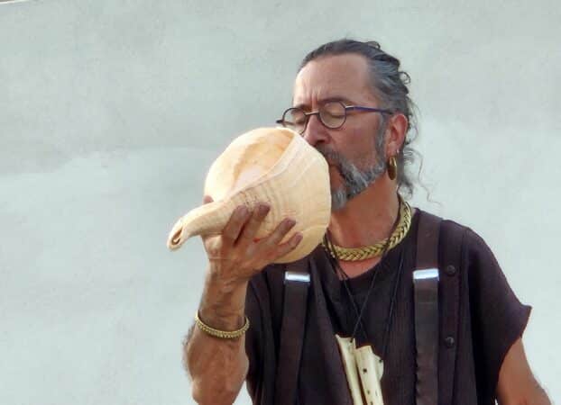 Par la magie du souffle dans ses instruments ancestraux, Maxence des Oiseaux ressuscite les mondes perdus.