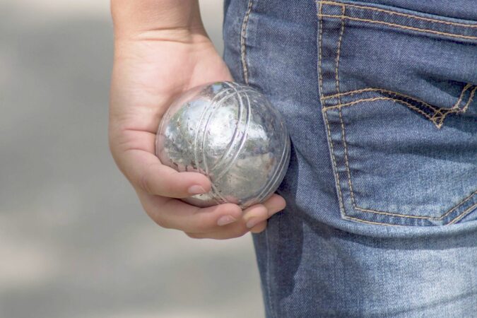Tu tires ou tu pointes ? tous les vendredis concours amical de pétanque à Larroque.