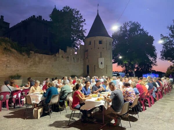 Au pied du château sur la place de l'église, les convives ont passé une superbe soirée.
