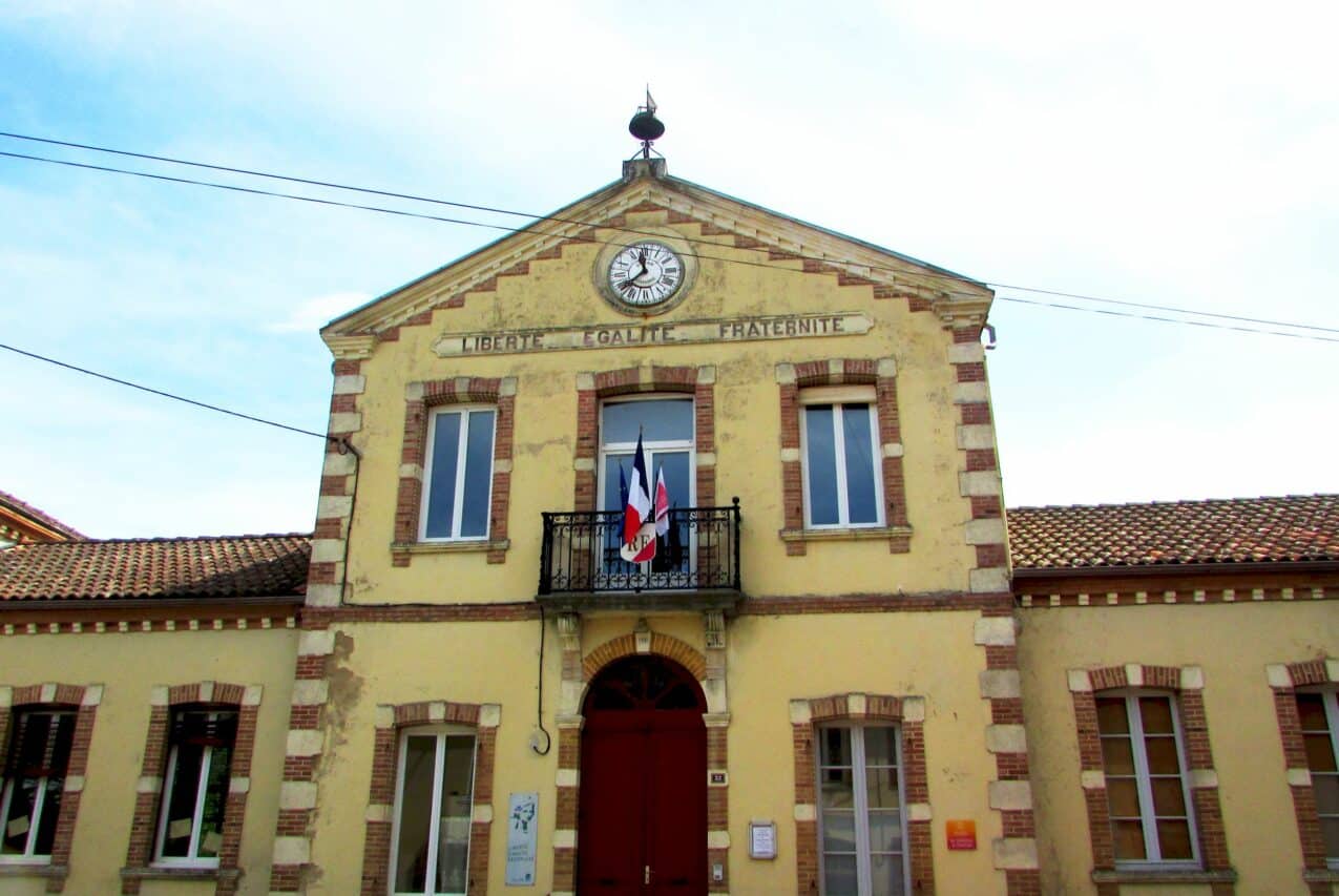 A Saint-Laurent, la salle de la mairie a été équipée d'un climatiseur pour que la population puisse s'y rafraîchir en cas de besoin.
