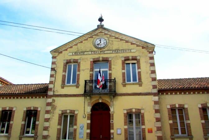 A Saint-Laurent, la salle de la mairie a été équipée d'un climatiseur pour que la population puisse s'y rafraîchir en cas de besoin.