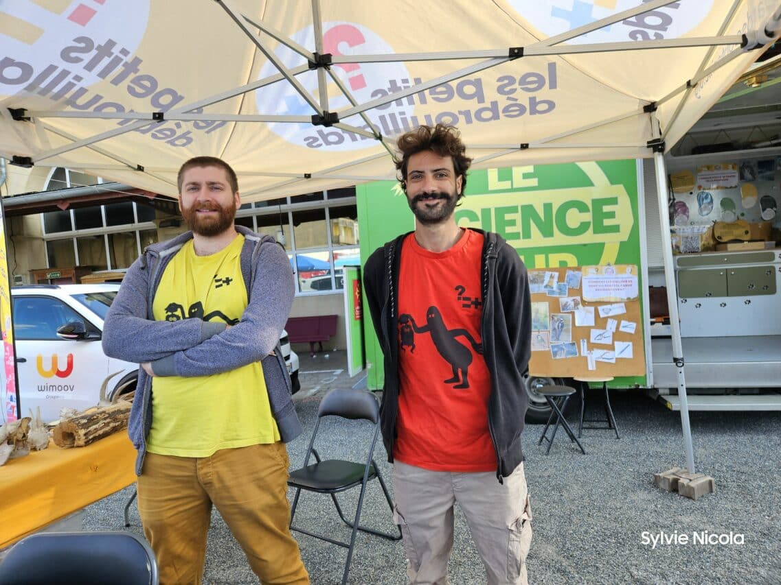 Leny et Pierre-Antoine, animateurs du Science Tour des Pyrénées, ont fait halte à Castelnau.