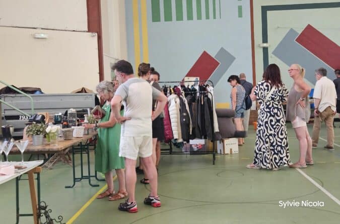 Un beau vide-grenier thématique en lien avec la trilogie Retour vers le Futur.