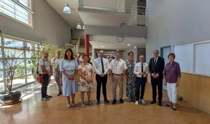 Les participants à la visite du collège.