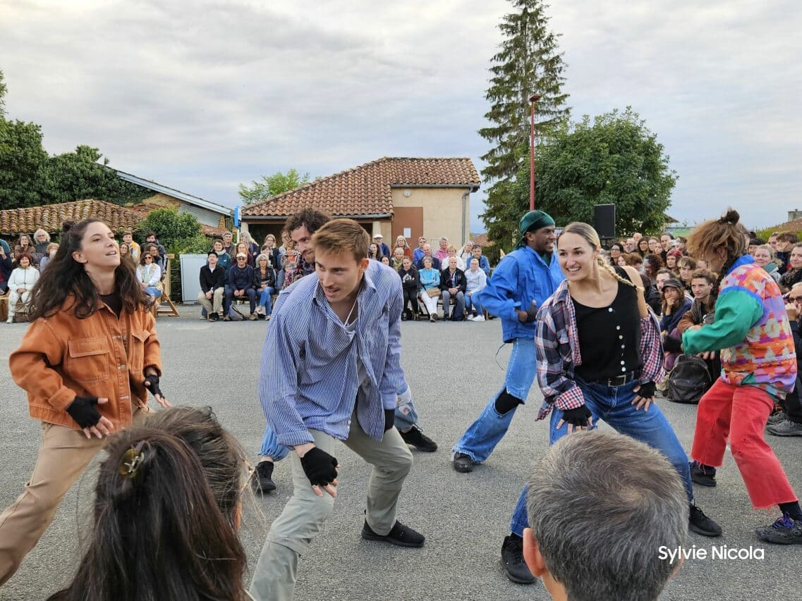 Un spectacle de théâtre dansé avec la compagnie Point Bart à Ciadoux. Une intense expérience artistique.