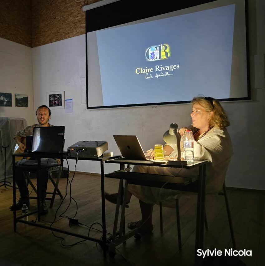 Claire Chauvet, coach et psychothérapeute, accompagnée de Robin Yacout, en conférence au musée de Saint-Frajou.