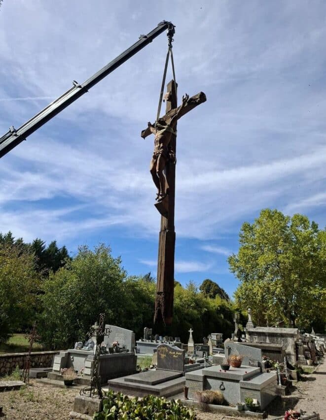 Le crucifix du cimetière a.ait besoin d'une restauration, elle est en cours.