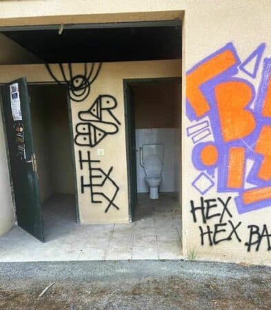 Les murs des toilettes du lac de la Gimone côté Lunax, dégradés par des tags.