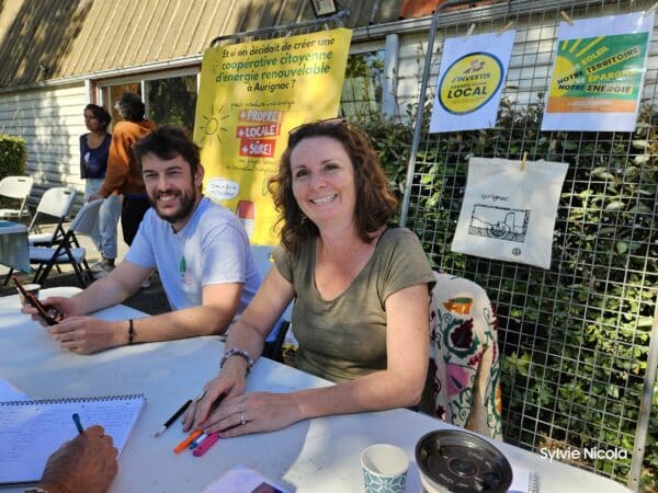 Au forum d'Aurignac, Magalie Landais, de la municipalité, et Clément Chesnay, du PNR, informaient les visiteurs sur le projet de centrale citoyenne d'énergie renouvelable.