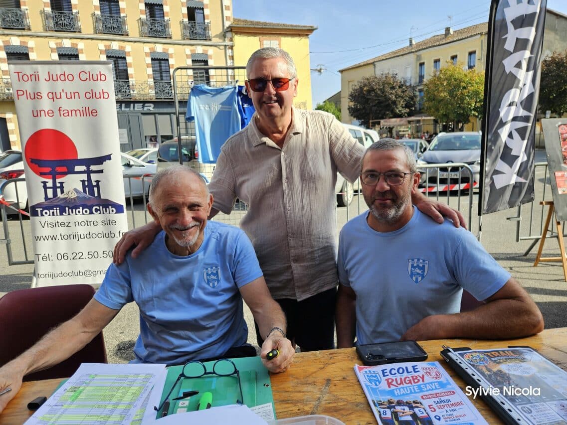 L'USL et l'école Haute-Save étaient présents au Forum des associations, de g à dr Jacques Coustère, Gaby Charlas coprésident, Benoît Castex.