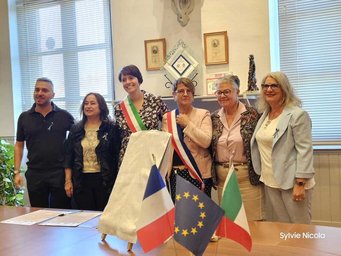 Le 20ème anniversaire du jumelage avec l'Italie, à la fois fastueux et chaleureux (ici cérémonie de la signature du pacte à la mairie de l'Isle).