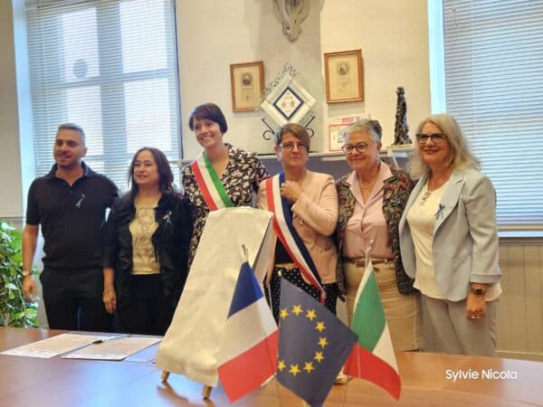 Le 20ème anniversaire du jumelage avec l'Italie, à la fois fastueux et chaleureux (ici cérémonie de la signature du pacte à la mairie de l'Isle).