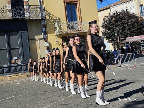 Les majorettes de Montesquieu Volvestre à la fête de l'Isle en Dodon, une magnifique performance.