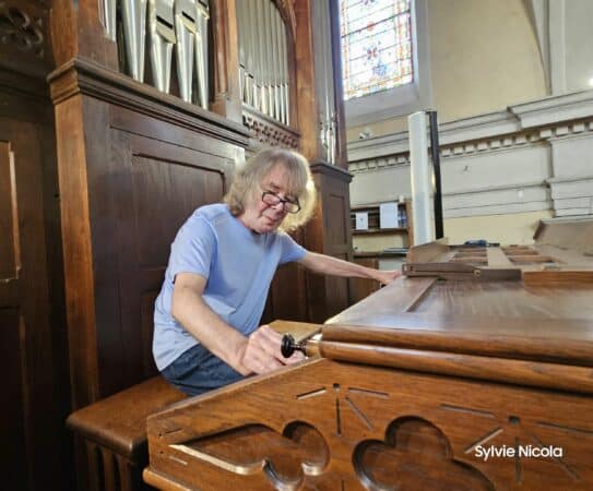 Hervé Clenet, organiste titulaire de l'Isle, a fait découvrir les orgues de l'église Saint Adrien.