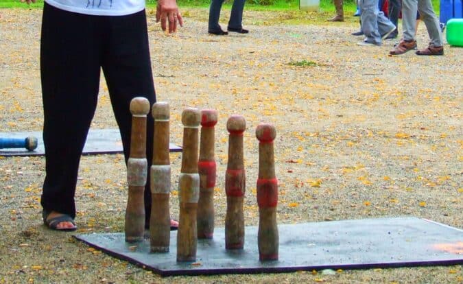 Un vide-greniers et un tournoi de quilles au maillet, à Alan.
