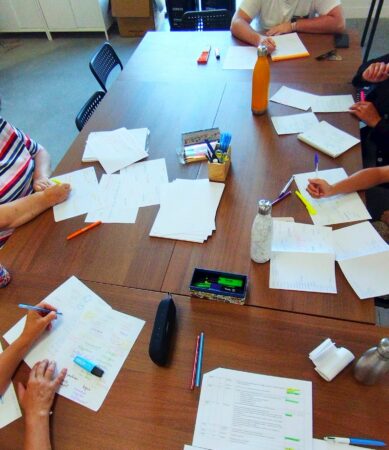 L'atelier d'écriture du Vent des Mots à Lannemezan, une séance de rentrée studieuse et conviviale.