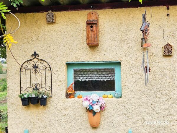 Un nichoir tout simple, fabriqué maison, habité tous les ans par les mésanges.