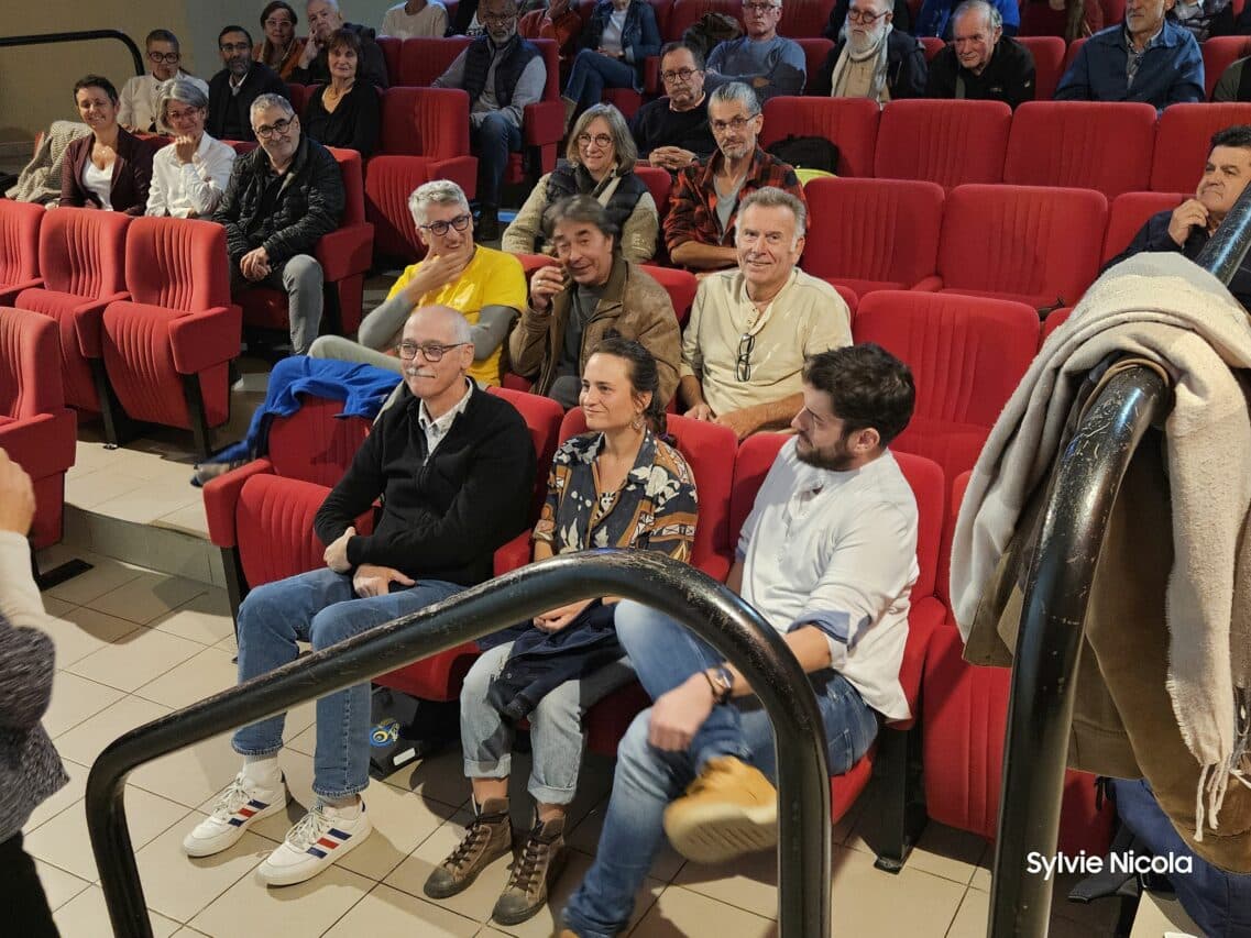 Une partie des intervenants lors de la réunion sur la future centrale citoyenne d'énergie renouvelable à Aurignac.