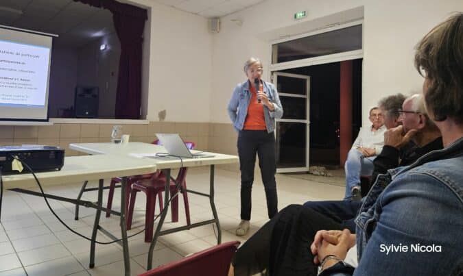 Réunion publique pour expliquer la 1re étape de la réhabilitation du château. (Christine Huppert maire de Cap d'Astarac).