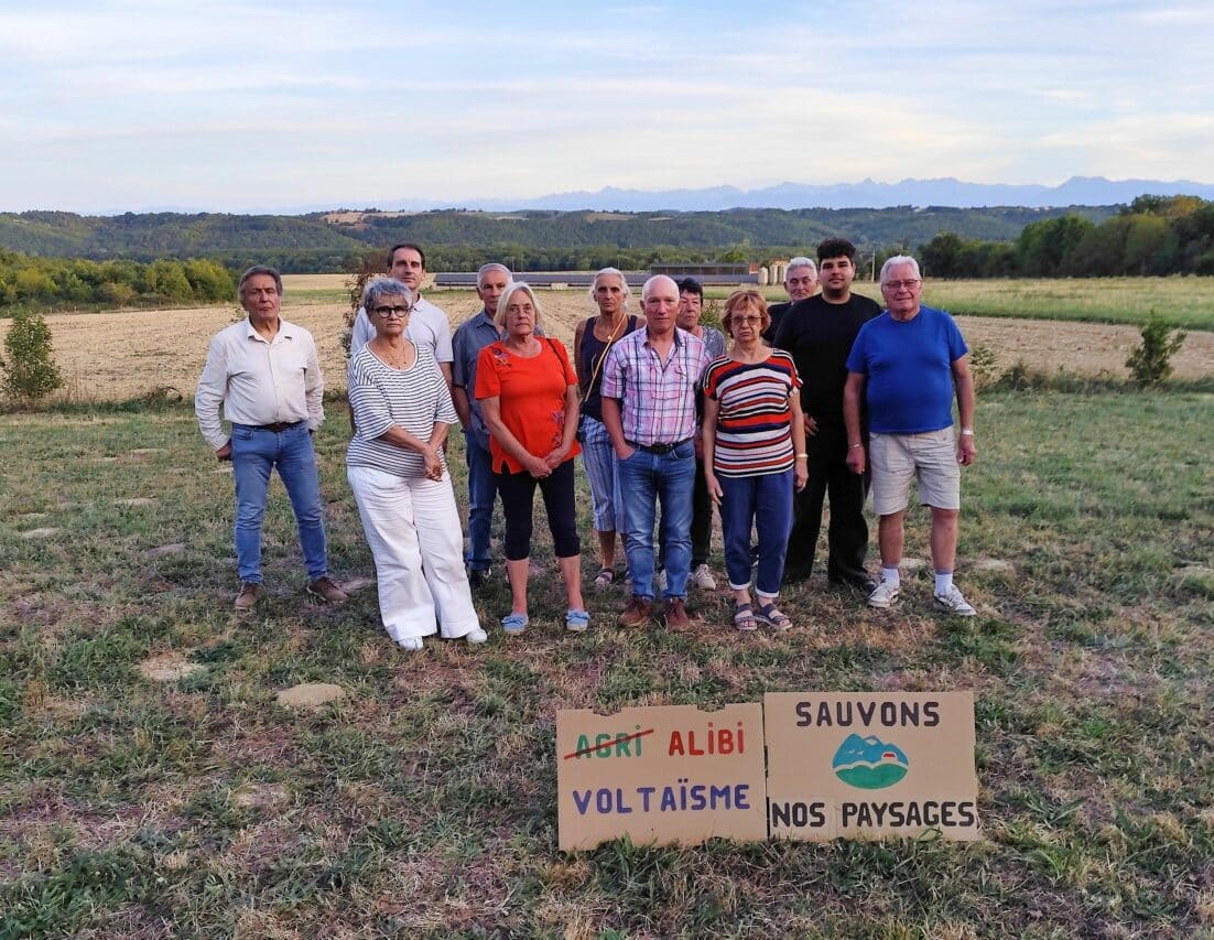 Une partie des riverains membres de l'association Sauvegarde des Terres Commingeoises, qui refusent un projet d'ombrières photovoltaïques à St Pé Delbosc.