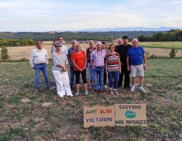Une partie des riverains membres de l'association Sauvegarde des Terres Commingeoises, qui refusent un projet d'ombrières photovoltaïques à St Pé Delbosc.