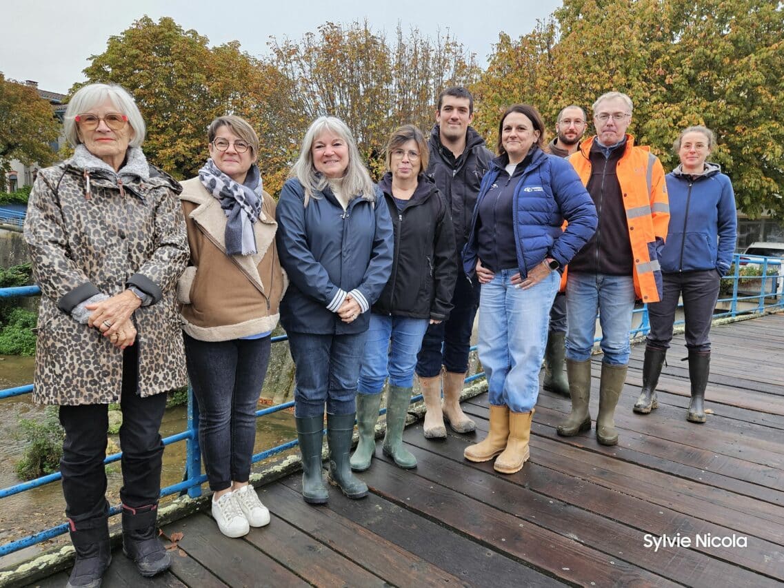 Visite de chantiers à l'Isle en Dodon avec le Syndicat de rivière à L'Isle en Dodon (de g à dr E. Carsalade, C. Denax maire, C. Perin présidente, AM Duprat directrice, G. Vernhes, C. Rotgé, F. Bouteix et 2 stagiaires).
