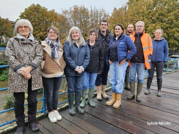 Visite de chantiers à l'Isle en Dodon avec le Syndicat de rivière à L'Isle en Dodon (de g à dr E. Carsalade, C. Denax maire, C. Perin présidente, AM Duprat directrice, G. Vernhes, C. Rotgé, F. Bouteix et 2 stagiaires).